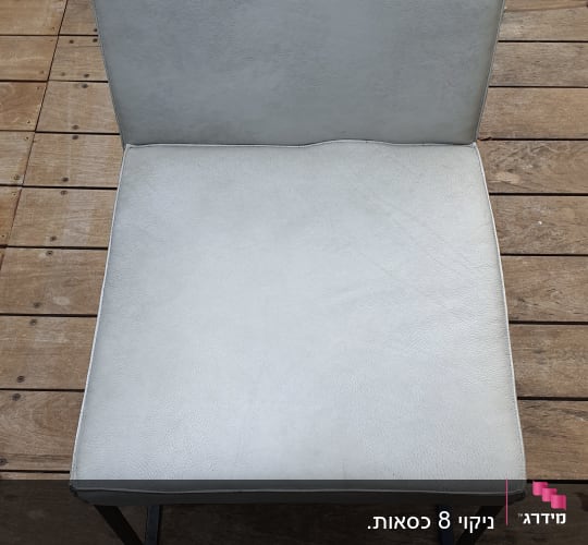 כיסא עור אפור על רצפת עץ